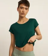 Remera deportiva verde oscuro de microfibra, con escote redondo y mangas cortas.