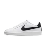 Championes urbanos Nike Court Royale, color blanco con detalles en negro, con logo "Swoosh" característico en los laterales y suela de goma.