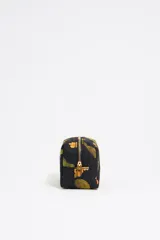 Neceser pequeño de nylon color negro con estampado de flores y cactus. Tiene cierre con cremallera dorada, logo metálico de la marca y bolsillo interior.