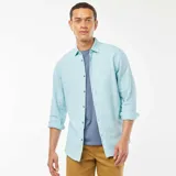 Camisa celeste con rayas verticales blancas, de manga larga y corte clásico.