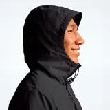 Campera impermeable The North Face modelo Antora, color negro, con capucha ajustable, cierre frontal con cremallera y bolsillos laterales. Logo de la marca estampado en blanco en el pecho y en la espalda.