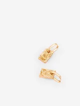 Pendientes dorados con diseño en relieve de concha, con cierre broche.