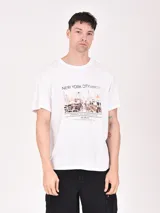Remera blanca de mangas cortas con estampa de la ciudad de Nueva York.
