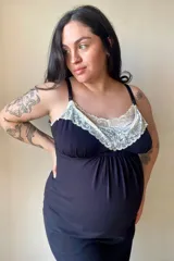 Camisón maternal negro con detalles de puntilla blanca en el escote y breteles regulables.