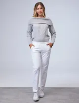 Pantalón de algodón azul marino, corte recto con cintura elastizada y bolsillos laterales.