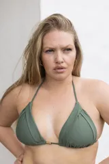 Conjunto de bikini verde militar, con corpiño triangular con detalle de frunces y accesorio dorado en el centro, y bombacha semivedetina con lazos laterales.