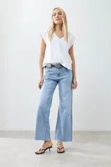 Pantalón de jean celeste de corte ancho con terminación desflecada.
