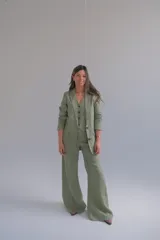 Pantalón de vestir verde seco, de corte palazzo y tiro alto.