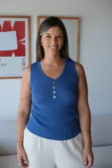Musculosa de tejido de punto acanalado color azul vibrante, con escote en V y tapeta de botones frontales.