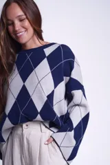 Sweater con diseño de rombos en azul marino y gris claro, tejido de punto, con mangas largas y corte holgado.