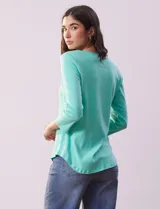 Remera de algodón color verde agua, con escote redondo y mangas 3/4.