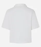 Blusa blanca de algodón con cuello polo y manga corta. Detalle de piedras aplicadas en el cuello. Corte holgado.