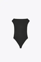 Body negro de poliamida con cuello barco, manga corta y cierre con broches a presión en la parte inferior.