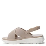 Sandalias de mujer color beige con plataforma blanca. Presentan tiras anchas cruzadas en la parte del empeine, confeccionadas en tejido de punto. Cuentan con tira ajustable con hebilla en el talón.