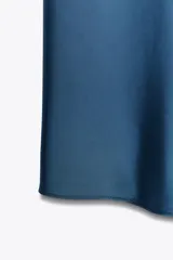 Falda midi azul petróleo de satén, tiro alto y cintura elástica.