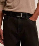 Cinturón de cuero color marrón con hebilla metálica plateada.