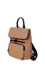 Mochila color café de nylon capitoneado con bolsillo principal con cierre y dos bolsillos frontales con cierre. Tiene asa de mano y correas de hombro ajustables.