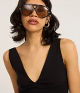 Blusa sin mangas, con frente única confeccionada en bengalina color negro. La prenda tiene escote v y breteles ajustables.