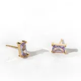 Aritos dorados con piedra rectangular color lavanda, ideales para un uso diario.