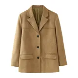 Blazer marrón de gamuza con cuello de solapa, cierre con botones y bolsillos frontales.
