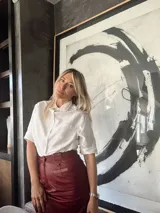 Minifalda de cuero color borgoña, de corte a la cintura y largo medio.