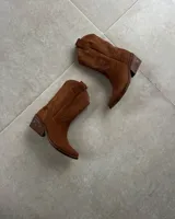 Bota corta de gamuza negra con bordados en hilo negro en la caña y puntera. Taco cuadrado y bajo.