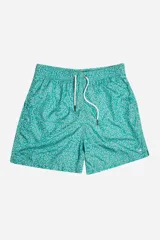 Short de baño estampado en tonos turquesa y celeste, con cintura elástica ajustable con cordón, dos bolsillos laterales y uno trasero.