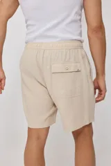 Bermuda de algodón color gris oscuro, con cintura elástica ajustable con cordón.