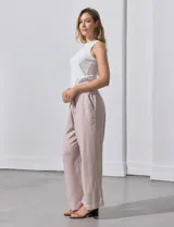 Pantalón de lino color rosa pálido, de corte ancho, con pretina elastizada, lazo de ajuste y bolsillos cargo laterales.