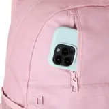 Mochila Puma color rosa con logo blanco estampado. Cuenta con un compartimento principal con cierre, un bolsillo frontal con cierre, dos bolsillos laterales de malla y correas acolchadas ajustables.