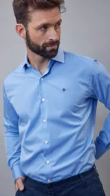 Camisa celeste claro de vestir, de manga larga y corte clásico.