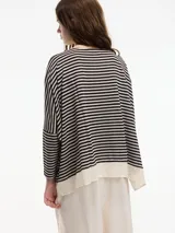 Sweater negro a rayas horizontales con cuello redondo y mangas largas ajustadas.