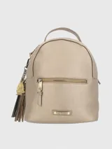 Mochila pequeña color dorado con cierre superior y bolsillo frontal con cierre. Incluye llavero colgante con borla y logo de la marca.