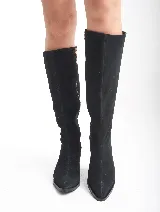 Bota de cuero color beige, con caña alta, punta fina y taco de madera.