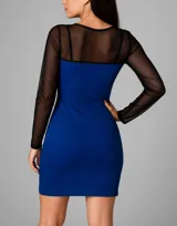 Vestido corto azul con parte superior negra de tul transparente y detalle de moño en el busto.