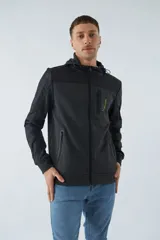 Campera verde militar para hombre con capucha ajustable, cierre frontal completo, bolsillos laterales con cierre y logo estampado en el pecho. Presenta detalles en negro en la parte superior del pecho, hombros y mangas.