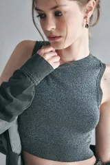 Top tejido en hilo con lurex color gris, con escote halter y sisa baja.