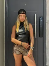 Gorro tipo bucket de red color negro con brillos.