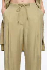 Pantalón largo fluido color beige, con estampado animal print.