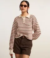 Blusa de manga larga con cuello polo contrastante y botones frontales. Confeccionada en punto texturizado con rayas horizontales en tonos rosa, marrón y crema.
