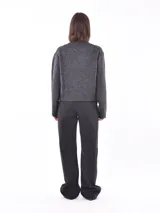 Sweater gris oscuro de tejido de punto con cuello redondo y mangas largas.