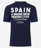 Remera de algodón azul marino, de corte ajustado, con cuello redondo y mangas cortas. Estampa frontal con la leyenda "1996 Barcelona".