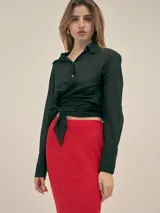 Camisa azul eléctrico de algodón con botones nacarados, corte holgado, mangas largas con puños abotonados y lazo en la cintura.