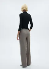 Pantalón de vestir color gris con diseño de espiga, tiro medio, corte recto y bolsillos laterales.