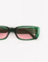 Lentes de sol rectangulares con filtro de protección UV 400 y armazón verde.