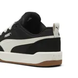Championes urbanos Puma Park Lifestyle Street, color negro con detalles en blanco y suela color caramelo.