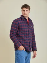 Sobrecamisa de cuadros en tonos rojo y azul, con cierre frontal y bolsillo en el pecho.