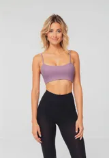 Top cropped violeta de poliéster, al cuerpo y cuello redondo.