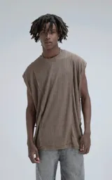 Sudadera sin mangas (tipo chaleco) de tejido liviano acanalado, color marrón chocolate, con calce amplio y recortes superpuestos que generan textura.