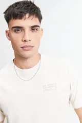 Remera color ladrillo de manga corta con cuello redondo y estampado pequeño en el pecho.